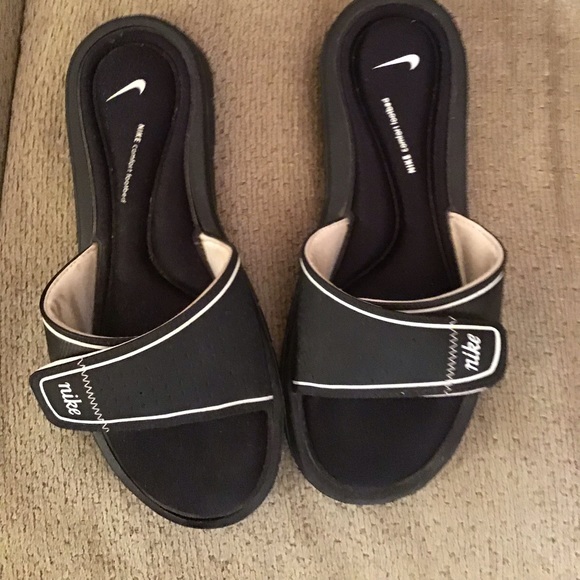 Nike Shoes - Nike sandals /flops like new size 8 woman’s black